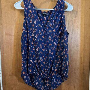 🐻Size M - Lucky Brand - Dark Blue and Red Paisley Sleeveless Pullover w/Tie
